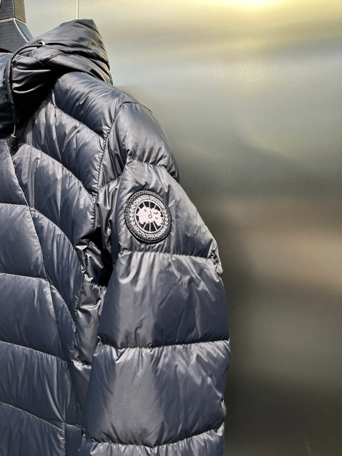 P1100 Highest quality 🌟Canada Goose E62 model 2220LB Abbott Hoody women's short and light down jacket S If you want to do business for a long time, you have to choose the original high-quality goose down for your down jacket. Expensive is not necessarily right, but there is a reason to be expensive. Cheap is not necessarily wrong, but there is a certain risk. Without cost support, there is no quality assurance. Expensive things are good at everything except being expensive; cheap things are good at nothing except being cheap size: s-xl